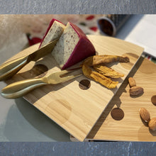 Charger l&#39;image dans la galerie, Compact Unique Gouda Cheese Design Charcuterie Board Set
